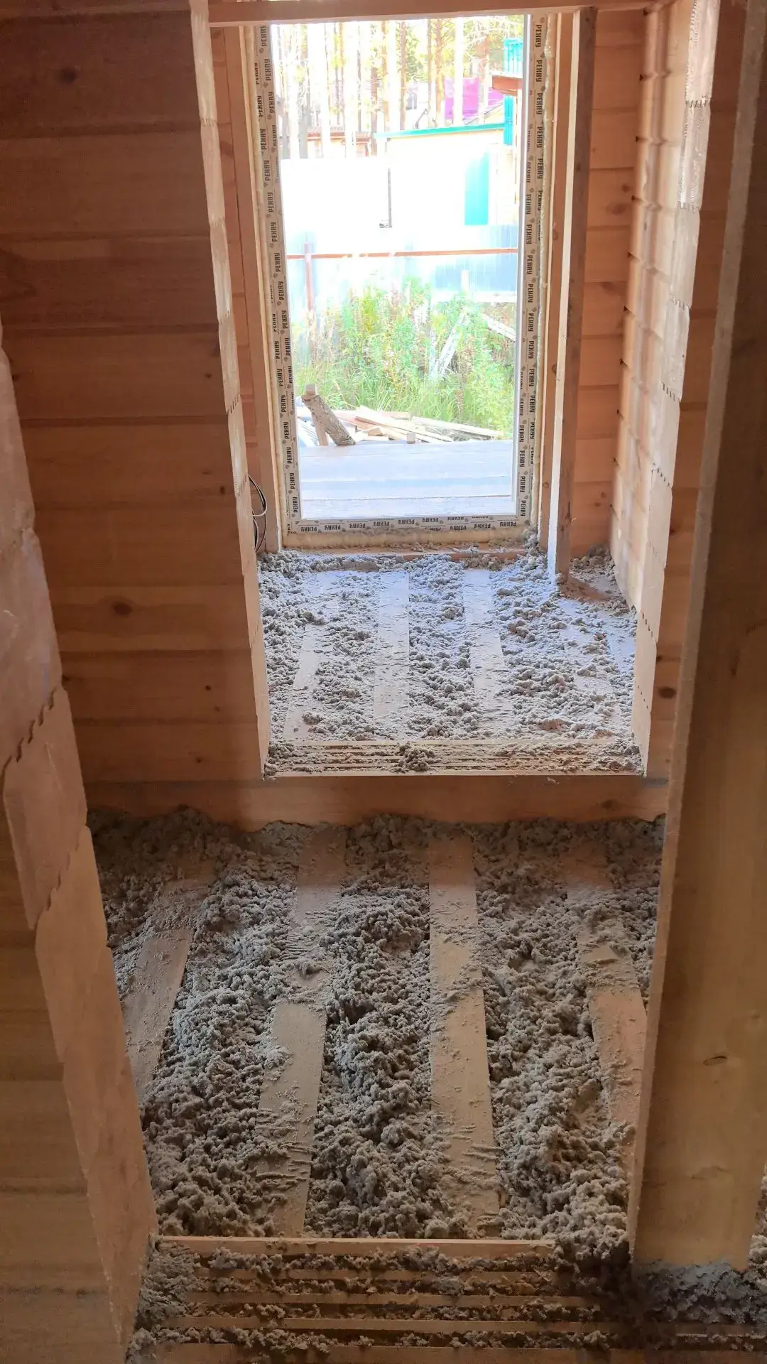 Свежеуложенная эковата на перекрытии — бесшовный слой утепления